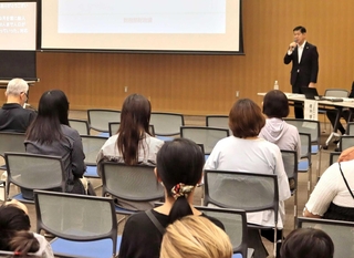 １４日に開かれた意見交換会。幼稚園のあり方などについて質問が相次いだ＝三田市駅前町、まちづくり協働センター