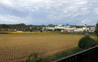 上野台中と八景中を統合する新中学校の建設予定地。建築単価を見直すなどし、事業費の圧縮を図る＝三田市川除