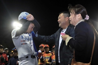 出身の長崎県から駆け付けた両親から祝福を受け、涙を拭う山崎照英選手（左）＝２３日午後７時３７分、三田市三輪