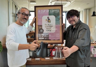 「三田コーヒーフェス」をＰＲする山見光治さん（右）と永田真士さん＝三田市学園４