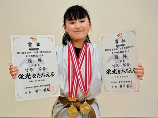全国大会で組手、形ともに優勝、大人に交じっての県大会も制し、笑顔の竹原琴音さん＝三田市四ツ辻