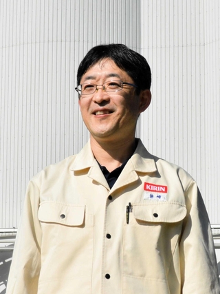 三田ビール検定や仕事へのこだわりについて語る笹﨑博之工場長＝神戸市北区赤松台２