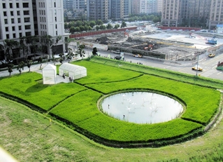 ２０１０年に台湾の台北で開いた展覧会。稲を刈り取るワークショップなども行った（提供）