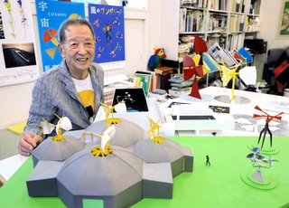 米寿にして世界を飛び回る新宮晋さん。手前の模型は台湾で計画されている子どものための施設＝三田市藍本