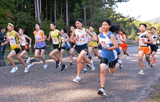一斉にスタートを切る女子１区の選手ら＝丹波並木道中央公園