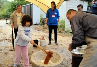 感謝祭では、子どもが大人の手ほどきを受けながら餅つきを楽しんだ＝三田市香下
