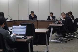 フラワータウン市民センターの移転に関するアンケート結果について議論した市議会生活地域常任委員会＝三田市三輪２