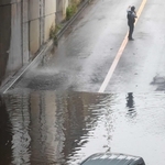 ７月８日の豪雨で冠水したアンダーパス。乗用車が立ち往生した＝三田市川除