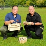 無料で貸し出すモルックを手に、利用を呼びかける梅沢豊和さん（右）と栗山慎一さん＝三田市けやき台２