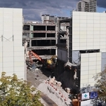 解体が進む商業施設「フローラ８８」。市は跡地にフラワータウン市民センターを移転させる計画だが、１０月臨時会への議案再提案は見送る方針を示した＝９月末、三田市弥生が丘１