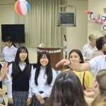 紙風船やけん玉でオーストラリアの生徒と交流した歓迎パーティー＝有馬高校
