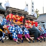 勇壮に宮入りするだんじり＝三田市天神３