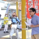 署名を呼びかける「三田のごみ袋値上げ問題を考える会」の関係者＝三田市駅前町