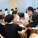 勝本浩平教諭（右）から助言を受けながら、文章を読み解いていく生徒ら＝三田市南が丘２