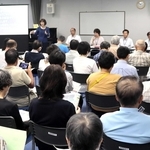 市民ら約５０人が集まる中で行われた説明会＝フラワータウン市民センター