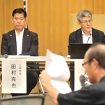 参加者の意見や質問を聞く田村克也市長（左）＝まちづくり協働センター