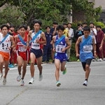 一斉にスタートを切る男子１区の選手たち＝丹波篠山市寺内