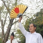 末西天満神社に向かって扇を掲げる吉谷政洋区長＝三田市末