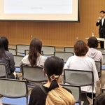 １４日に開かれた意見交換会。幼稚園のあり方などについて質問が相次いだ＝三田市駅前町、まちづくり協働センター