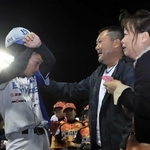 出身の長崎県から駆け付けた両親から祝福を受け、涙を拭う山崎照英選手（左）＝２３日午後７時３７分、三田市三輪