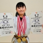 全国大会で組手、形ともに優勝、大人に交じっての県大会も制し、笑顔の竹原琴音さん＝三田市四ツ辻