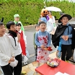 仮装の子どもら三田の高齢者宅訪問、お菓子目当てに「トリック・オア・トリート!」