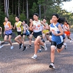 一斉にスタートを切る女子１区の選手ら＝丹波並木道中央公園