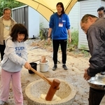 感謝祭では、子どもが大人の手ほどきを受けながら餅つきを楽しんだ＝三田市香下