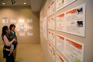 地域ブランド牛の特徴などをまとめたコラボ展＝三田市弥生が丘６
