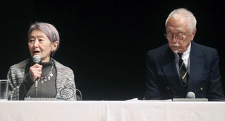 白洲次郎について振り返る長女の牧山桂子さん（左）と夫の圭男さん＝郷の音ホール