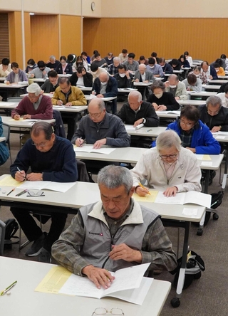 ビールの知識などを問う「三田ビール検定」に挑戦する受検者ら＝三田市駅前町