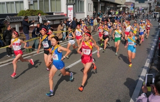 号砲とともに一斉に駆け出す選手たち＝３日午前、丹波篠山市北新町（撮影・秋山亮太）