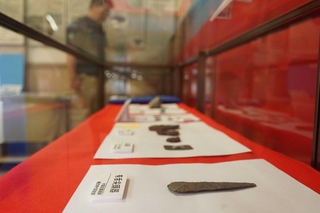 三田市内で見つかった石器や土器が展示されている会場＝三田市屋敷町
