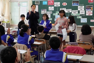 村上哲哉さん（左から２人目）を招き、夢を持つことの大切さを考えた児童ら＝狭間小学校
