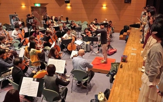 合同演奏会に向けて練習する管弦合奏団と三田少年少女合唱団のメンバーら＝三田市武庫が丘７