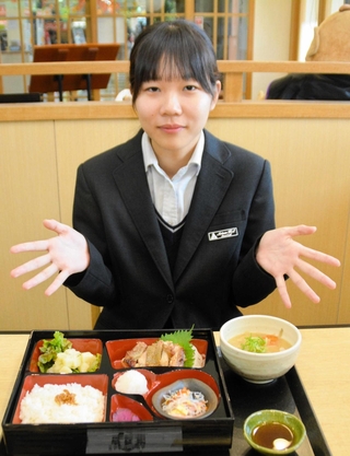 グランプリの岡前果歩さんが考案した「丹波地鶏の塩麹焼きとたっぷり野菜の豚汁」＝西宮市塩瀬町名塩