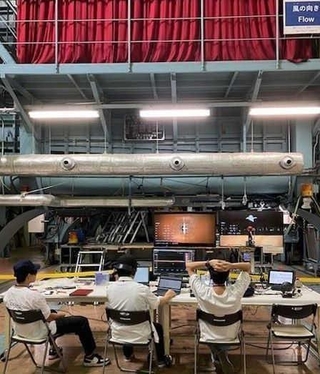 ＪＡＸＡ調布航空宇宙センターの大型低速風洞で、ウミネコ剝製の風洞実験に取り組む学生