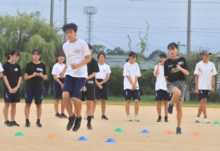 中学１年と小学６年を対象に行われた陸上の体験会＝狭間中