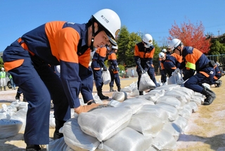 消防団員らが土のうを積む訓練もあった＝三田市川除