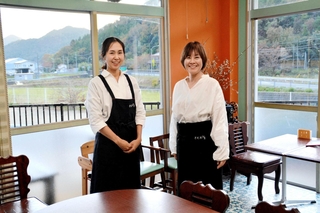 「さとカフェ」への思いを語る服部あかねさん（右）と吉川由佳さん＝三田市下里