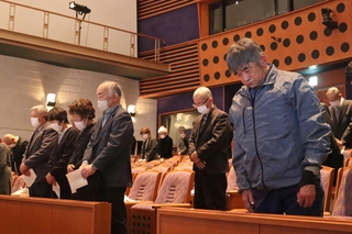 黙とうする参列者＝郷の音ホール