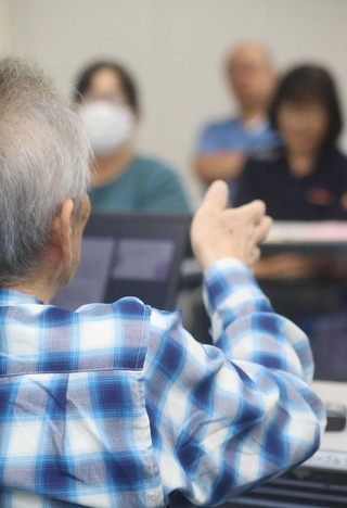 認知症に対する思いや経験を語る戸嶋三喜男さん＝フラワータウン市民センター