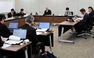 ごみ袋値上げ構想の見直しなどが盛り込まれた、財政ロードマップ案について議論する市議会経営政策常任委員会＝三田市三輪２