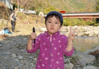 釣り上げたアマゴをつかみ、ポーズを取る力石岳ちゃん