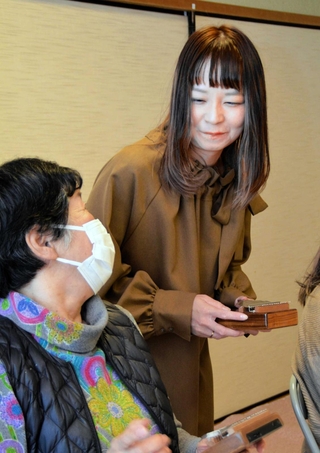 指導する栗山祐衣さん（右）＝三田市武庫が丘７