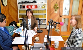 収録に臨んだ三田市社会福祉協議会の畑清美さん（中央）とハニーＦＭの門垣登志子代表ら＝三田市高次１