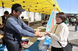 神戸市長田区の漁師らがシラス丼などを販売した＝三田市志手原、志手原小