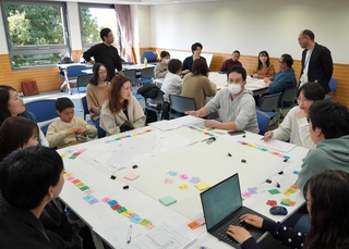 つつじが丘での暮らしについて意見を交わす住民ら＝三田市大川瀬