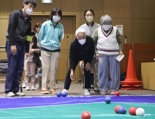 パラスポーツ「ボッチャ」を楽しむ参加者ら＝三田市総合福祉保健センター