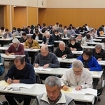 ビールの知識などを問う「三田ビール検定」に挑戦する受検者ら＝三田市駅前町